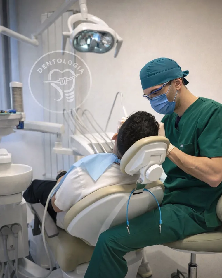 Medic stomatolog în timpul unui tratament la Dentologia