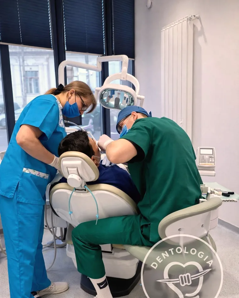 Echipa Dentologia în timpul unei intervenții stomatologice