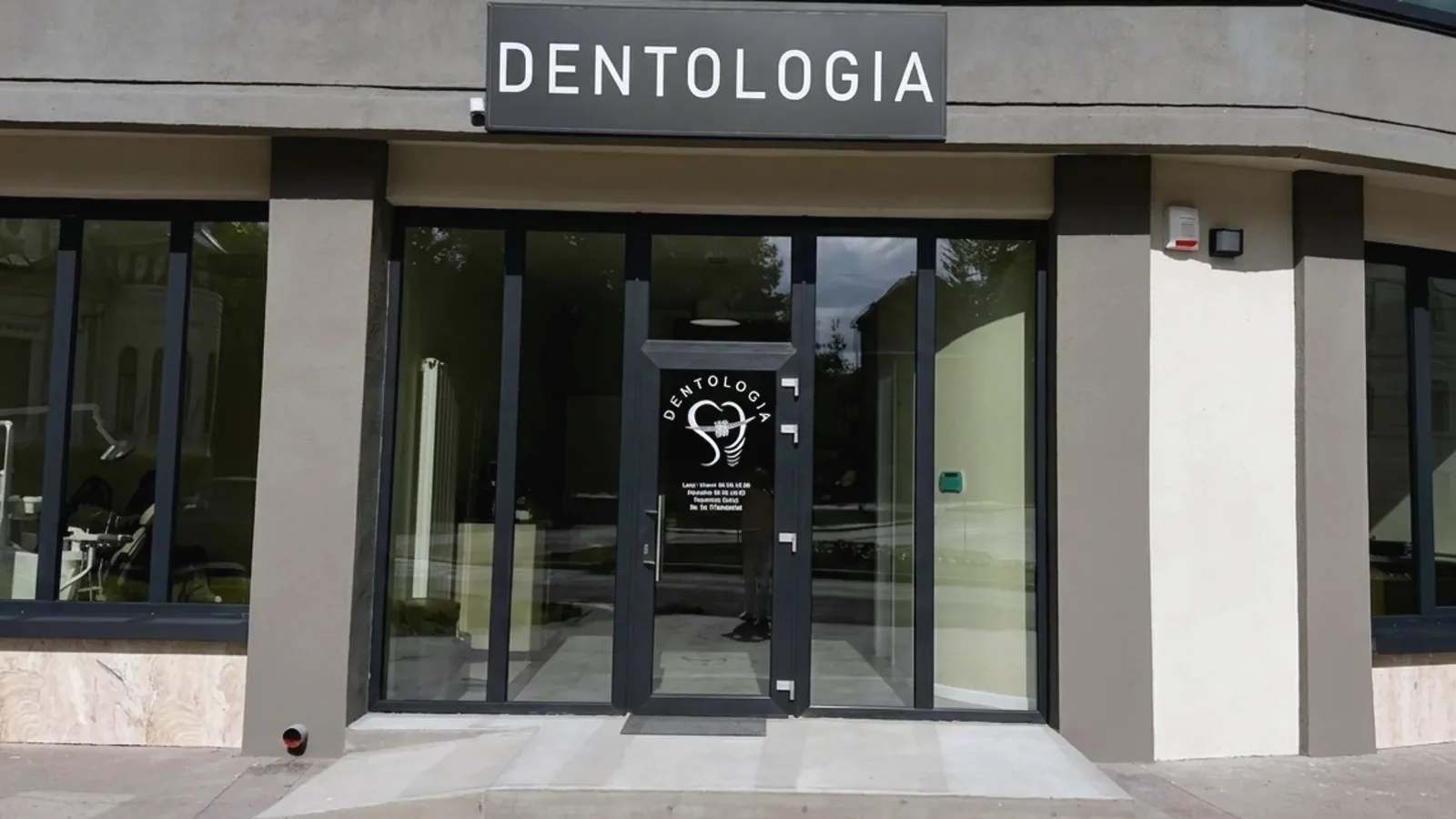 Intrarea clinicii Dentologia, Strada General Iosif Teodorescu 2, Câmpulung Muscel